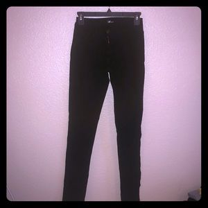 Super adorable black stretchy black skinny jeans